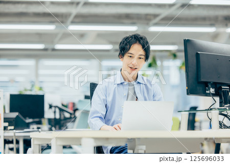 オフィスで働くエンジニア オフィスで働くエンジニア 125696033