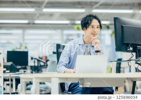 オフィスで働くエンジニア 125696034