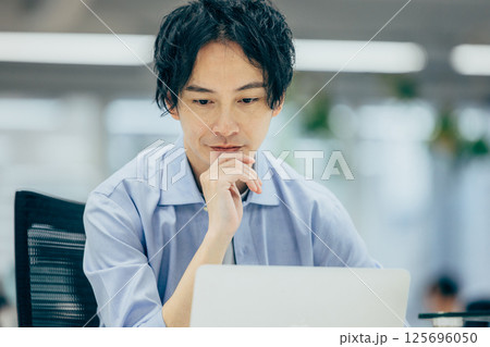 オフィスで働くカジュアルビジネスマン 125696050