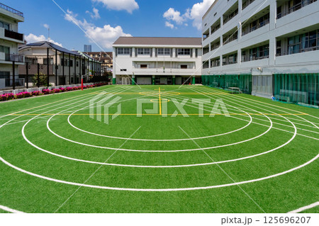 都会の学校のグランド 125696207