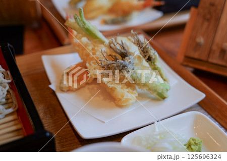 山菜の天ぷら盛り合わせ 山菜の天ぷら盛り合わせ 125696324