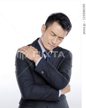 肩こりで悩むスーツ姿の日本人ミドル男性ビジネスマン。白い背景 125696395