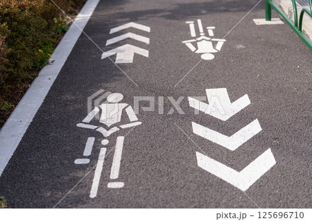 日本の道路標識 日本の道路標識 125696710