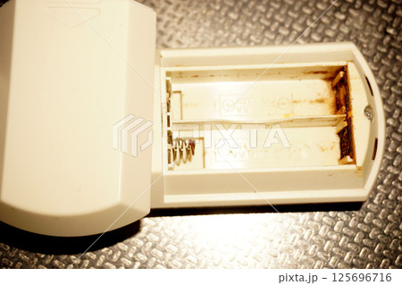 リモコンの修理　電池ばねの腐食 125696716