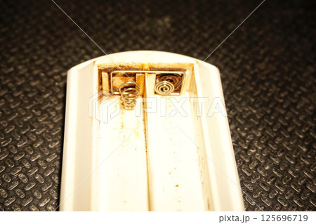 リモコンの修理　電池ばねの取り換え 125696719