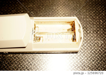 リモコンの修理　電池ばねの取り換え 125696720