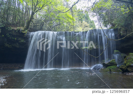 新緑の鍋ヶ滝　水のカーテン 125696857