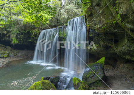 新緑の鍋ヶ滝　水のカーテン 125696863