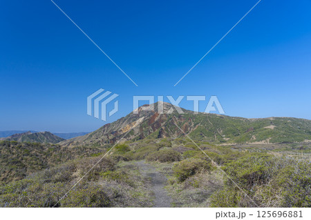 阿蘇山上広場から見る烏帽子岳 125696881