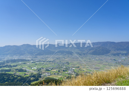 南阿蘇パノラマライン展望所から見える南阿蘇村周辺の新緑風景 125696888