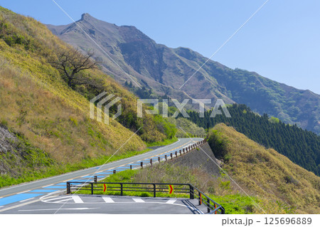 南阿蘇パノラマライン展望所から見える南阿蘇村周辺の新緑風景 125696889