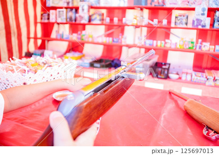 射的をする子供(7歳児/男の子) 射的をする子供(7歳児/男の子) 125697013