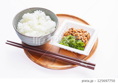 ご飯とめかぶ納豆 125697750