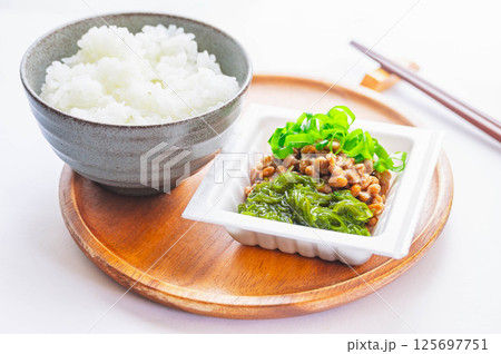 ご飯とめかぶ納豆 125697751