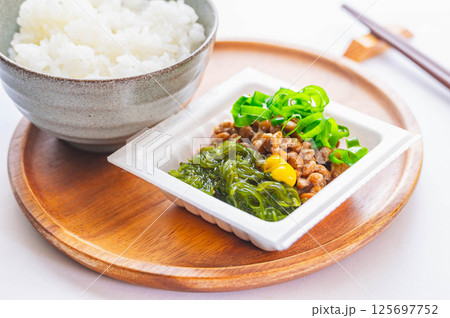 ご飯とめかぶ納豆 125697752