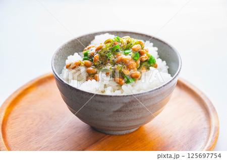 ご飯にのせためかぶ納豆 ご飯にのせためかぶ納豆 125697754