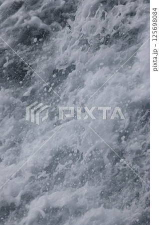 激しい水流 泡 激しい水流 泡 125698084
