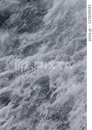 激しい水流 泡 激しい水流 泡 125698085