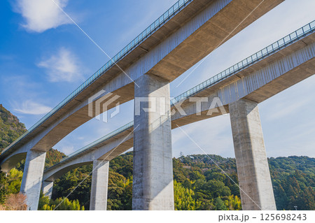 島田市の田舎から見上げる第二東名高速道路(静岡県) 125698243