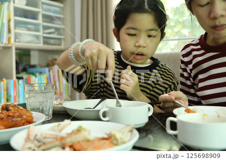 Having Lunch with Family 125698909