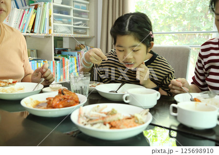 Having Lunch with Family 125698910