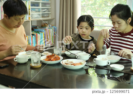 Having Lunch with Family Having Lunch with Family 125699071