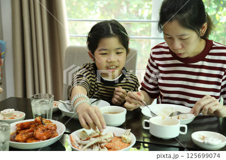 Having Lunch with Family 125699074