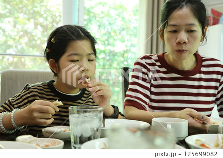 Having Lunch with Family 125699082