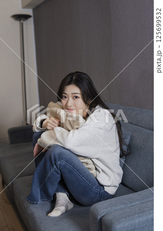 ソフでくつろぐ女性 ソフでくつろぐ女性 125699532