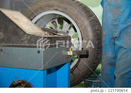 The master blanches the assembled wheel for the car. 125700654