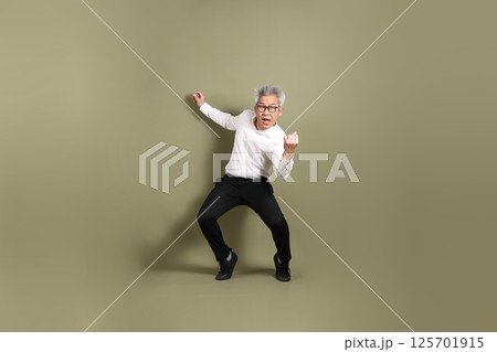 Active Senior Businessman 125701915