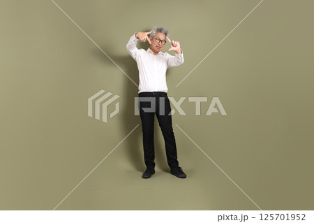 Active Senior Businessman Active Senior Businessman 125701952
