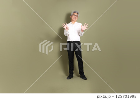Active Senior Businessman 125701998