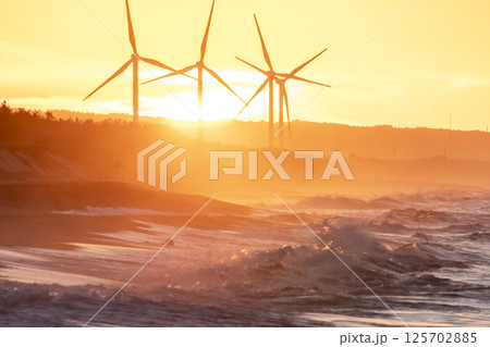 日本海　夕暮れ　風車（北栄町） 125702885