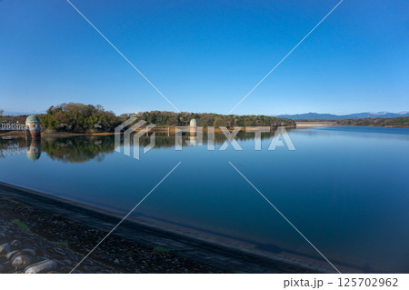 桜咲くころの狭山公園　堰堤から見る取水塔 125702962