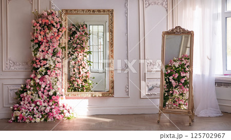 室内の花で覆われた鏡のイラスト 室内の花で覆われた鏡のイラスト 125702967