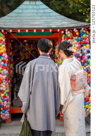 京都のカラフルな神社でポーズをとる着物のカップル 京都のカラフルな神社でポーズをとる着物のカップル 125703122