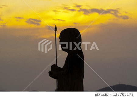 夕焼けの宍道湖の袖師地蔵 125703178