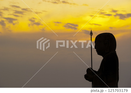 夕焼けの宍道湖の袖師地蔵 125703179