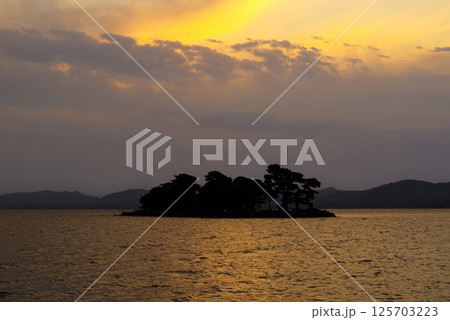 夕焼けの宍道湖にうかぶ嫁ヶ島 125703223