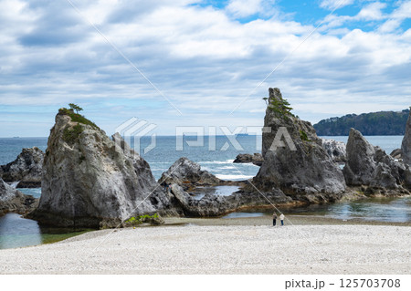 岩手県/ 春の浄土ヶ浜（浄土浜・浄土ケ浜）を歩く人 125703708