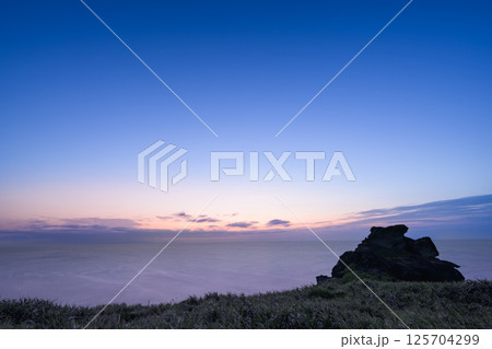 日没直後の石垣島、御神崎で出会う神秘的なマジックアワー風景 125704299