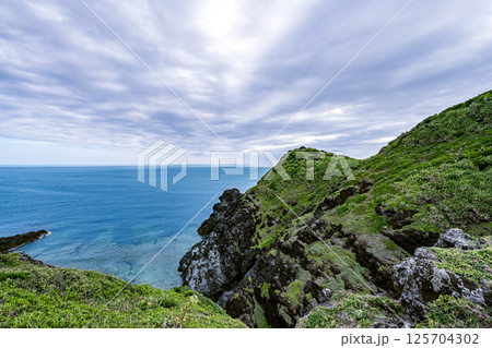 御神崎の断崖と青い海が織りなす絶景　石垣島 125704302