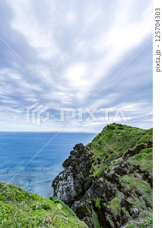 御神崎の断崖と青い海が織りなす絶景　石垣島 125704303
