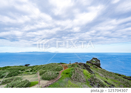 曇り空の御神崎から望む雄大な海景 ふちぶい岩 石垣島 曇り空の御神崎から望む雄大な海景 ふちぶい岩 石垣島 125704307