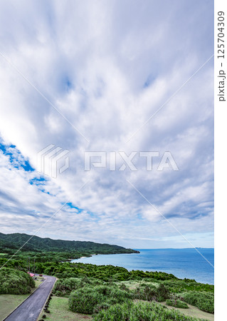 観光スポットの御神崎灯台から望む石垣島の海岸風景 観光スポットの御神崎灯台から望む石垣島の海岸風景 125704309