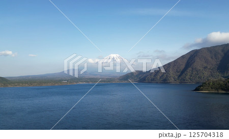 本栖湖と桜と富士山ドローン空撮 本栖湖と桜と富士山ドローン空撮 125704318
