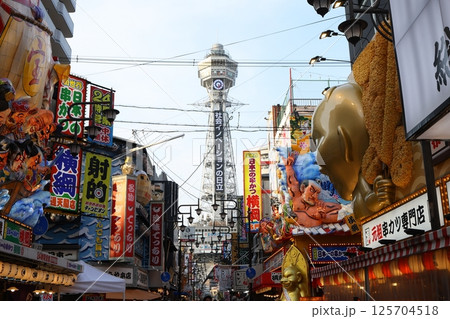 大阪新世界の通天閣 125704518
