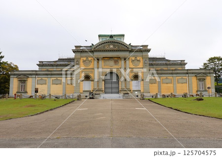 奈良国立博物館と鹿　奈良公園　奈良市　奈良県 125704575