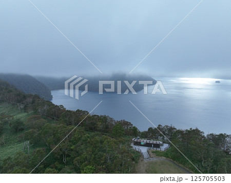 【空から見る北海道】　霧の摩周湖 125705503